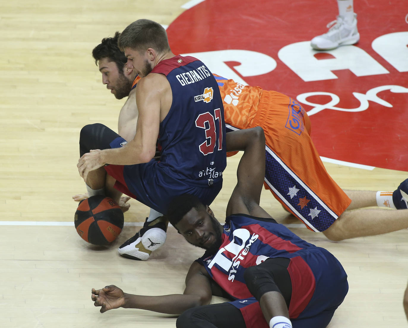 Fotos: Las mejores imágenes del Valencia - Baskonia