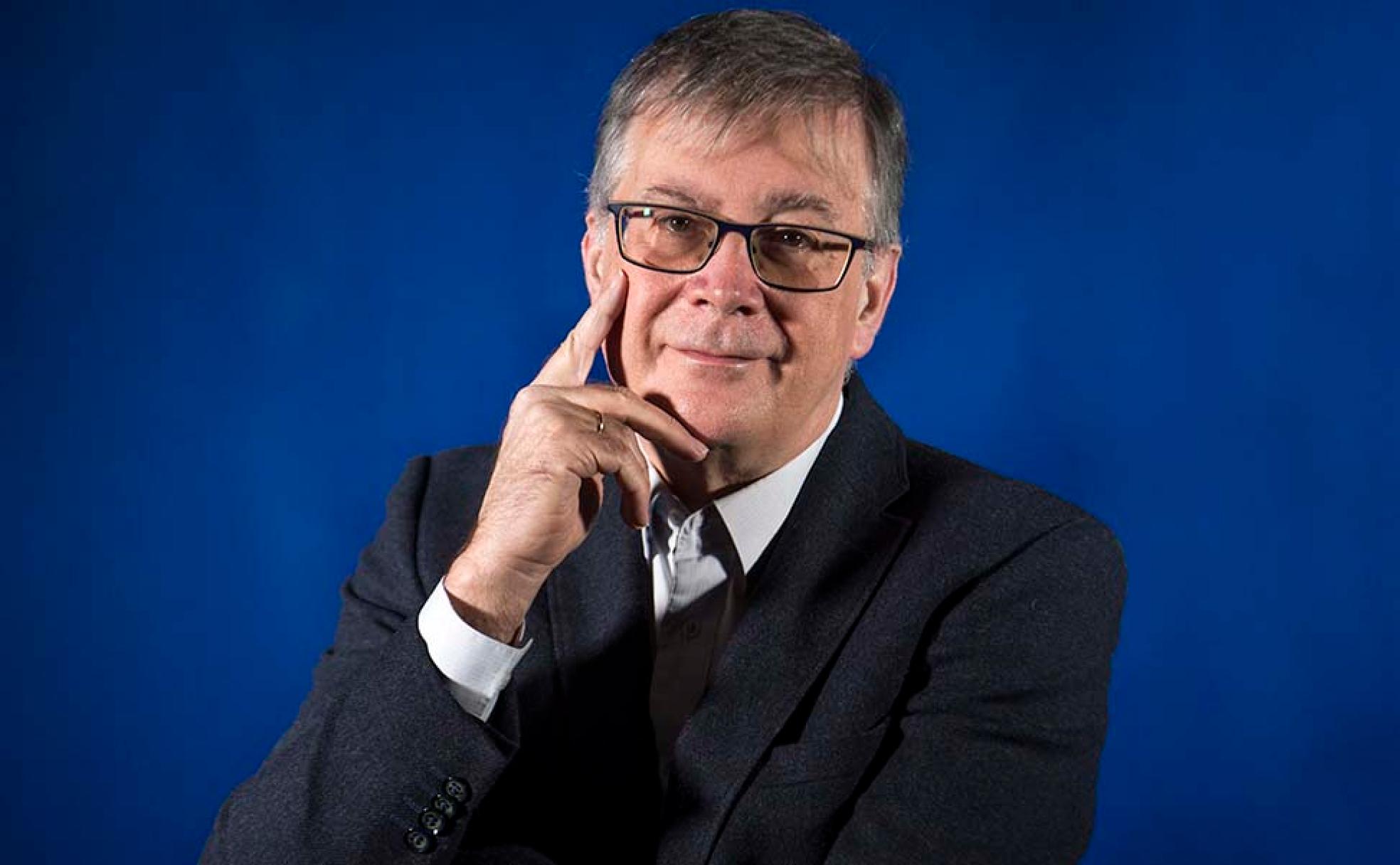 De personas que son polvo de estrellas y esculturas creadas con moléculas