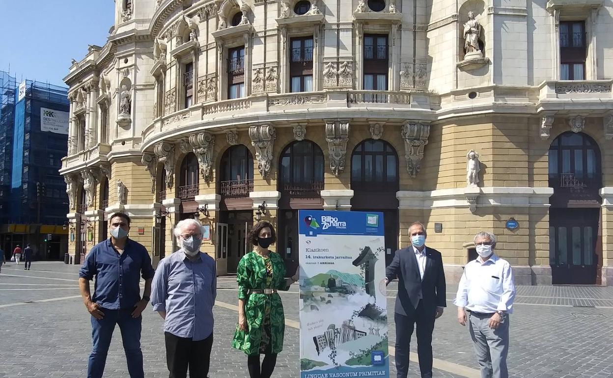 Presentación de la Lectura Ininterrumpida de Clásicos en Euskera en la plaza del Arriaga. 