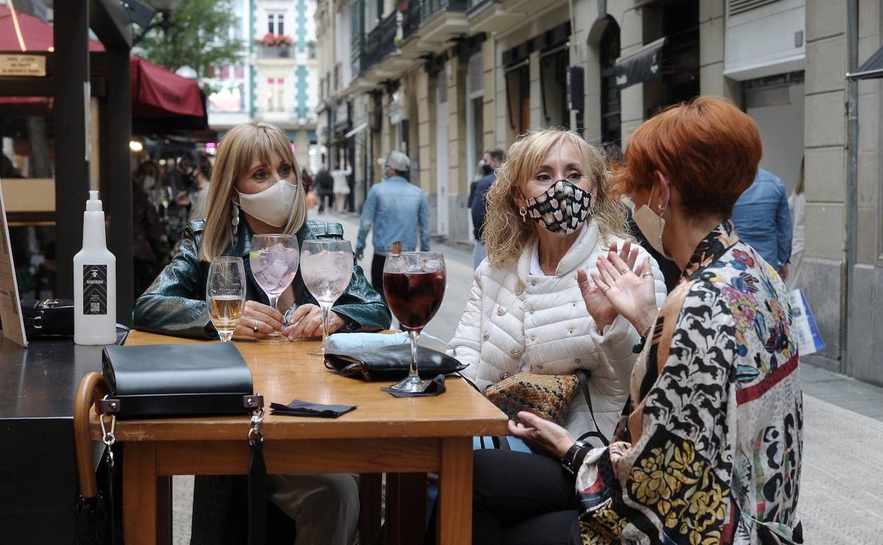 Un grupo de amigas disfruta de un rato de charla en una terraza.