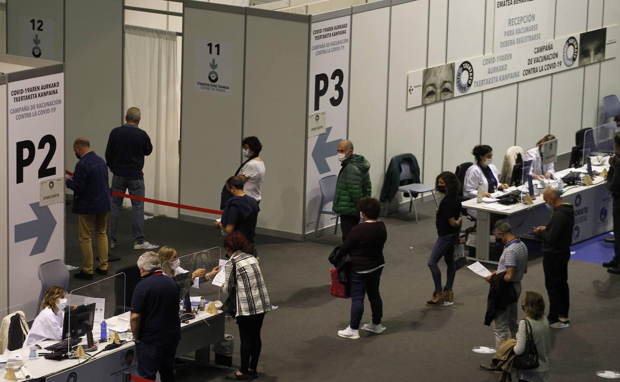 Varias personas esperan para ser vacunadas en el BEC. 