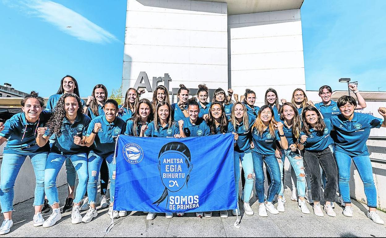 Las jugadores del Alavés Gloriosas posan antes de recibir el homenaje institucional en el Artium. 