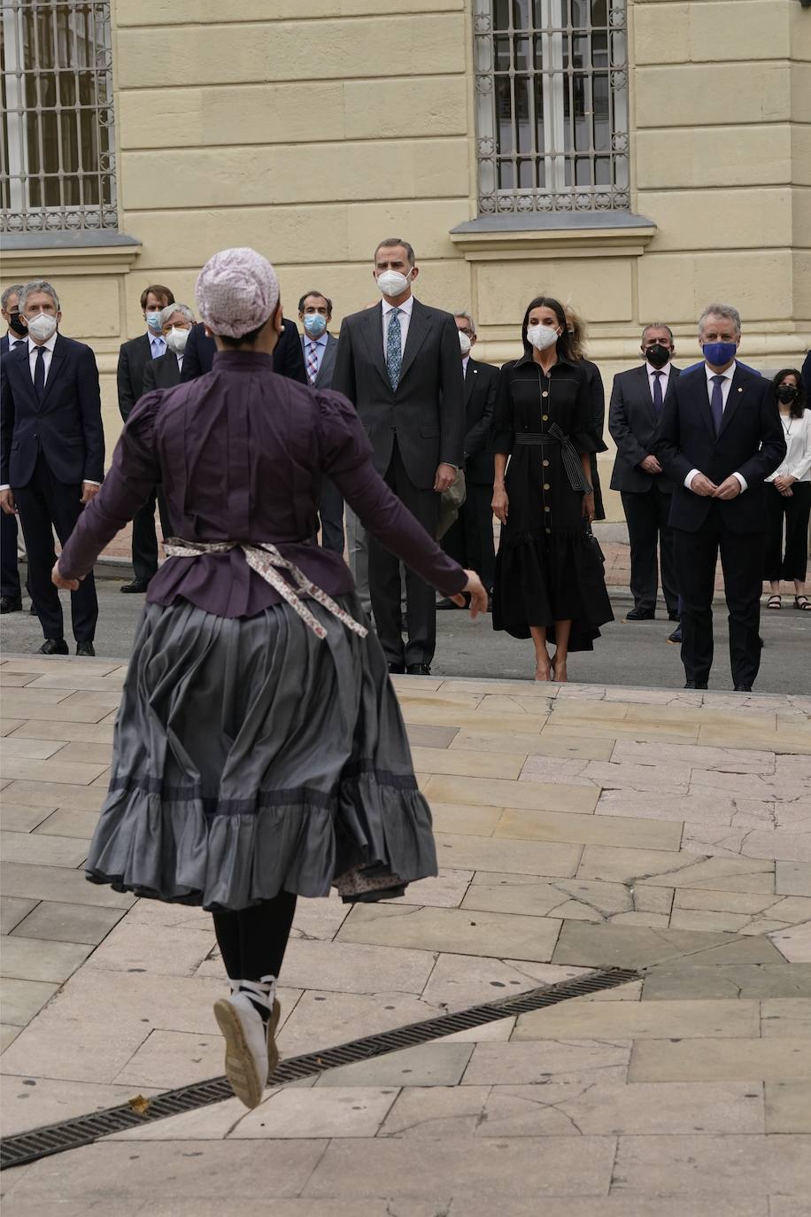 Fotos: Todas las imágenes del look de la reina Letizia en Euskadi