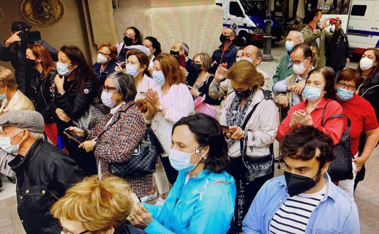 Un centenar de personas recibieron a los monarcas con vítores y aplausos. 