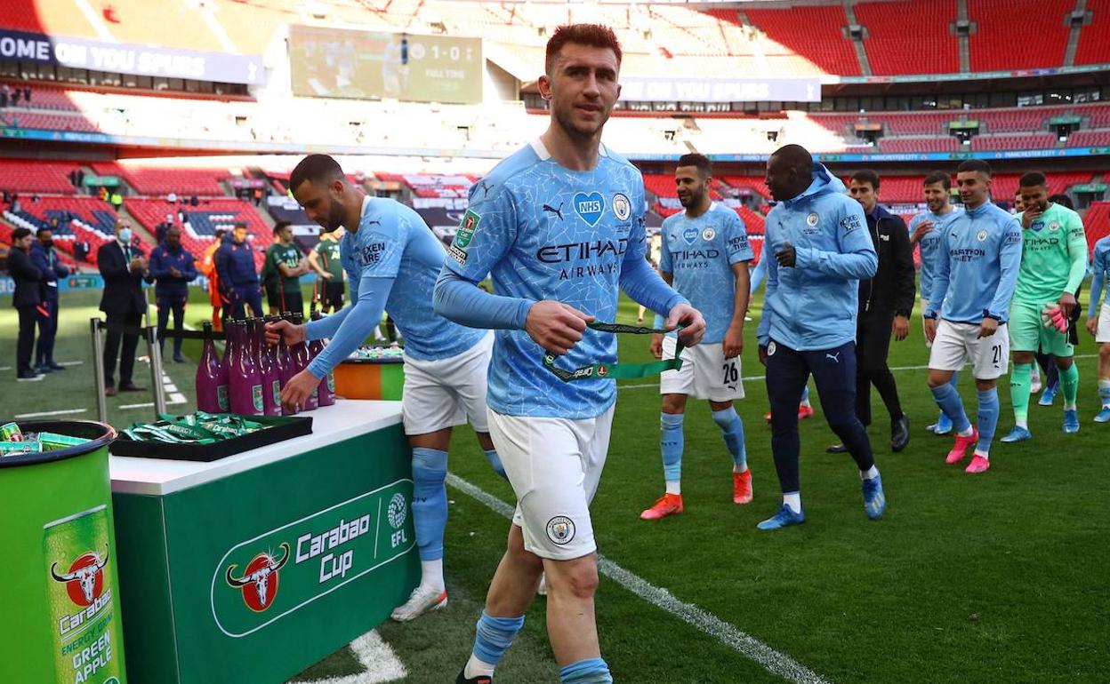 Laporte recoge la medalla de campeón de la Carabao Cup