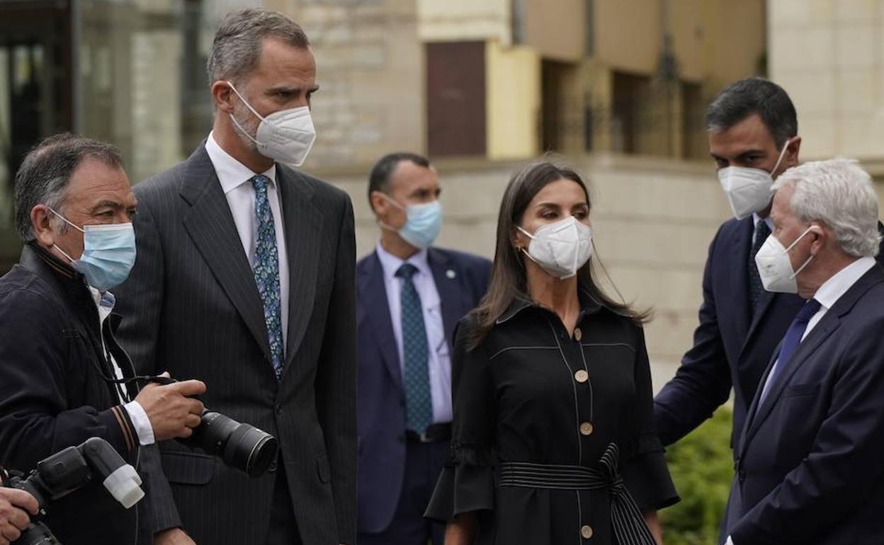 Visita de los Reyes a Euskadi: La Reina estrena un vestido de una firma de Santurtzi en su visita a Euskadi