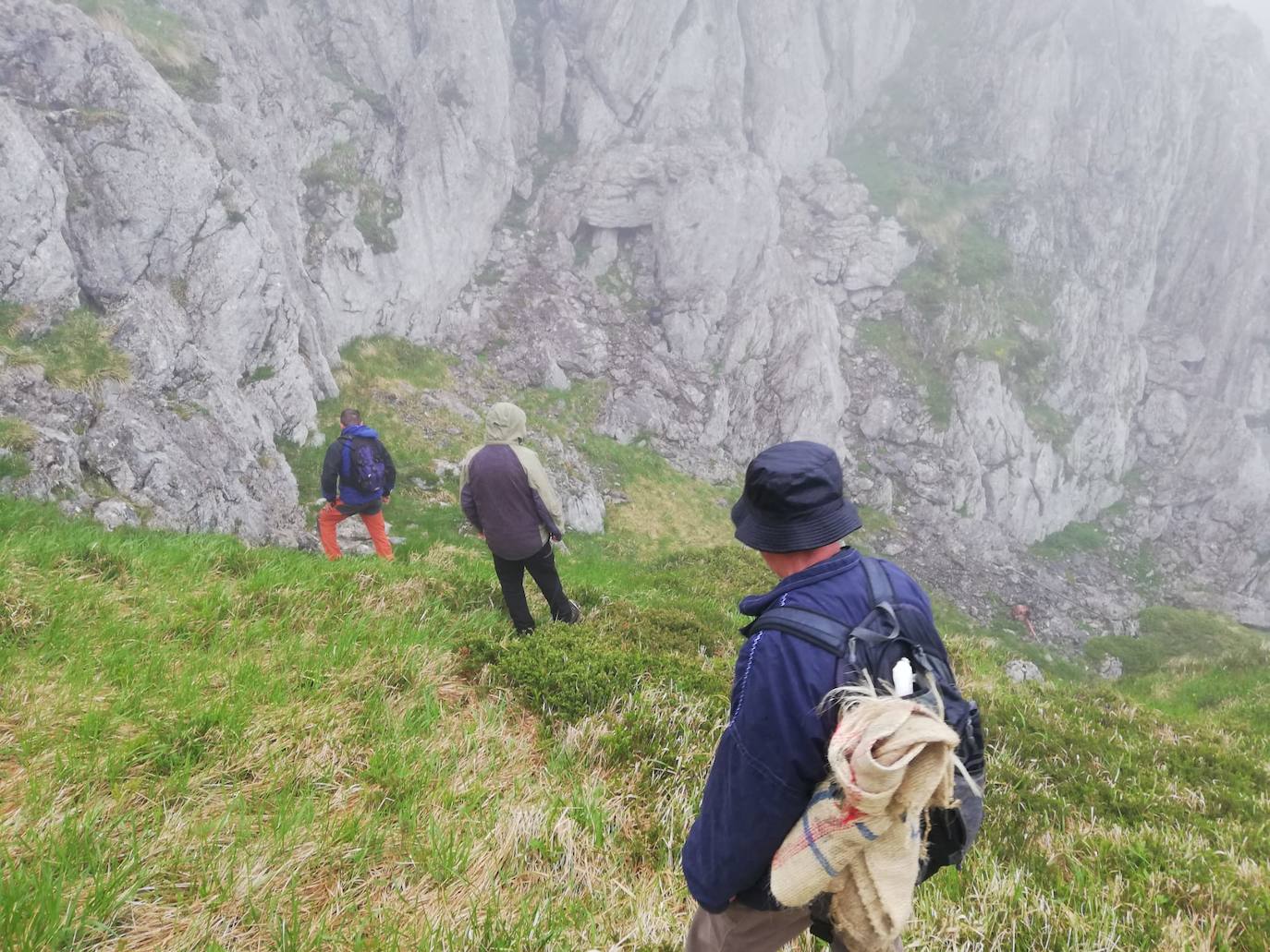 De camino hacia el lugar del hallazgo.