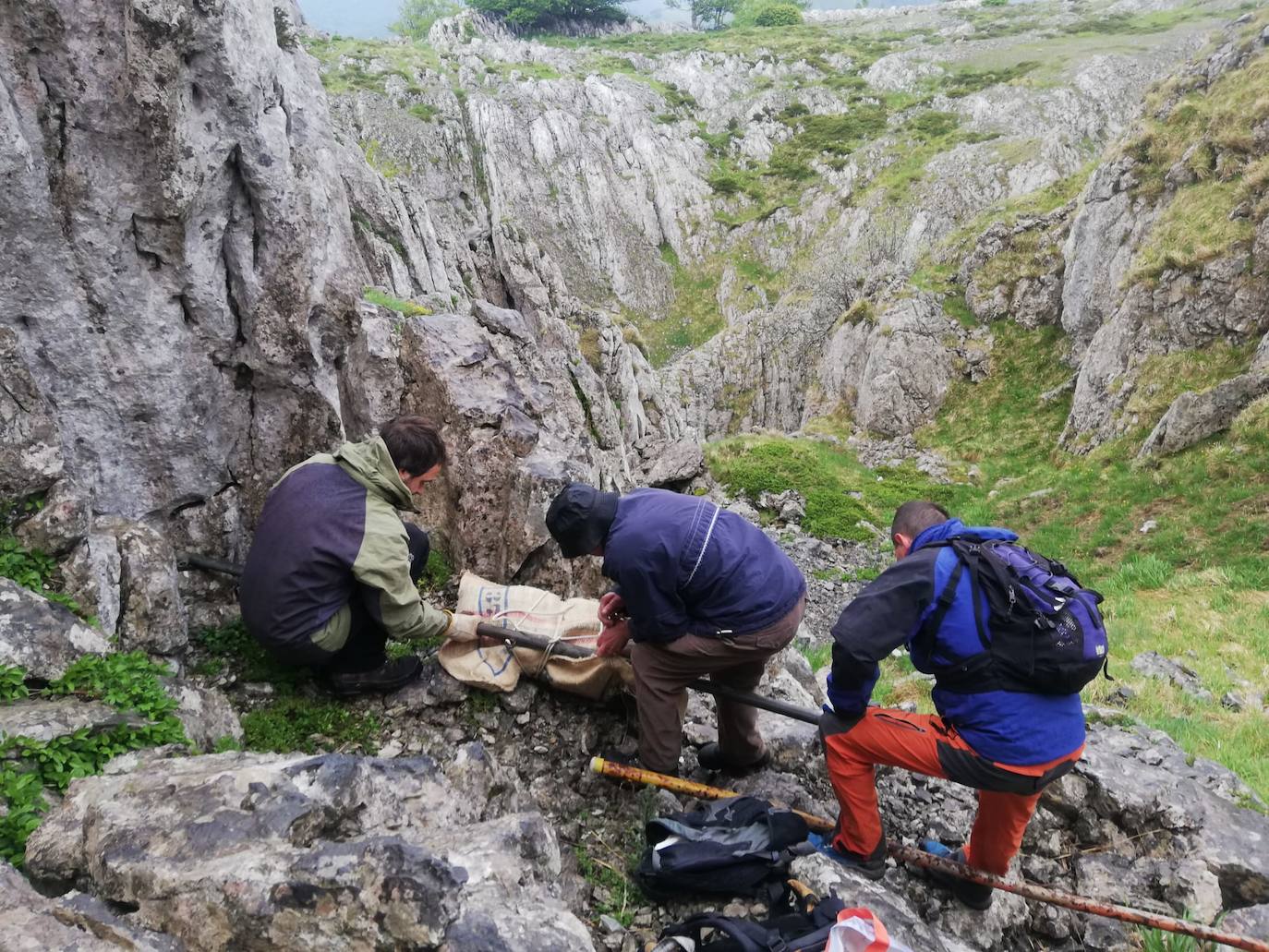 Los rescatadores aseguran los 40 kilos de la escultura a unas sólidas barras.