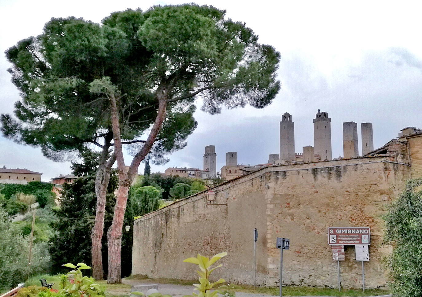 San Gimignano es un pueblo italiano situado sobre una colina de la Toscana, al sudoeste de Florencia. Está rodeado por unas murallas que datan del siglo XIII. En el centro del casco antiguo se encuentra la Piazza della Cisterna, una plaza triangular donde abundan las casas medievales