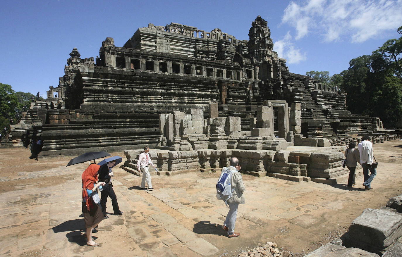 Siem Riep es una ciudad balneario en el noroeste de Camboya y es la vía de acceso a las ruinas de Angkor, la sede del reino Jemer entre los siglos IX y XV. El amplio complejo de Angkor con intrincados edificios de piedra incluye el templo principal preservado Angkor Wat, que aparece en la bandera de Camboya