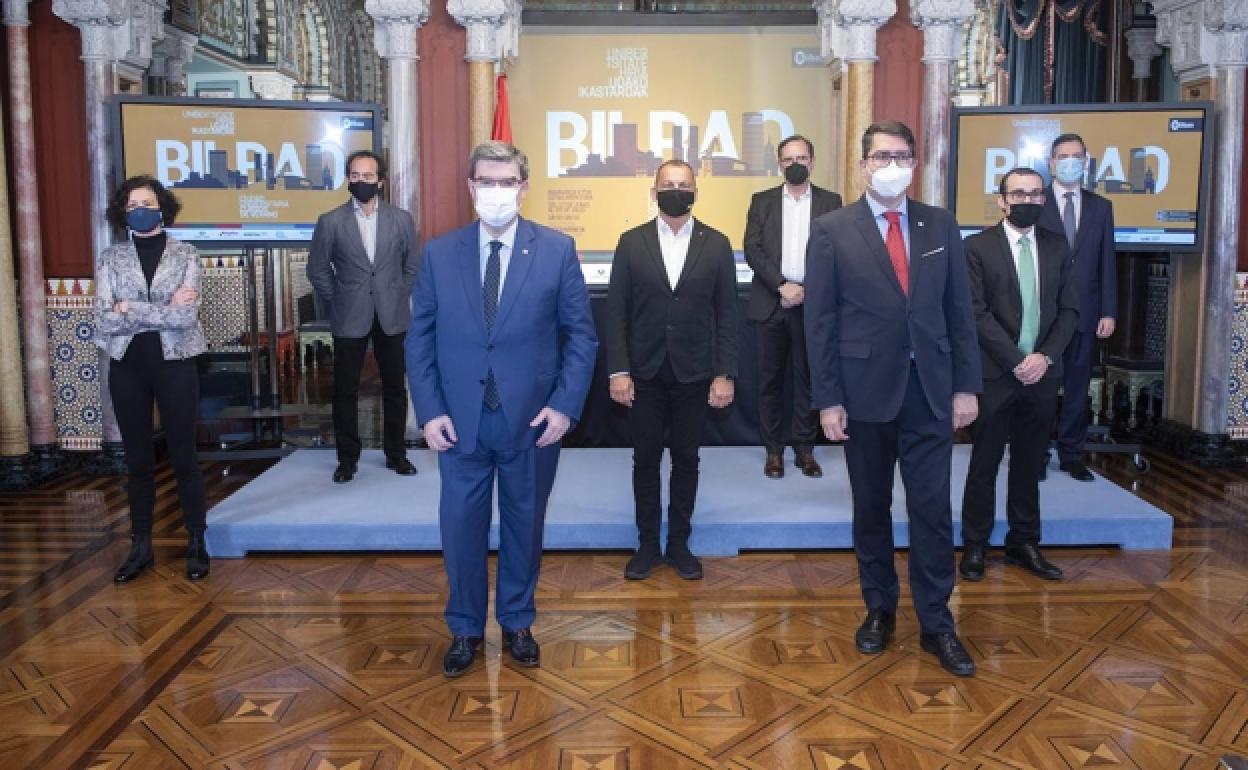 Aburto y Olabarria, junto a los representantes de las universidades.