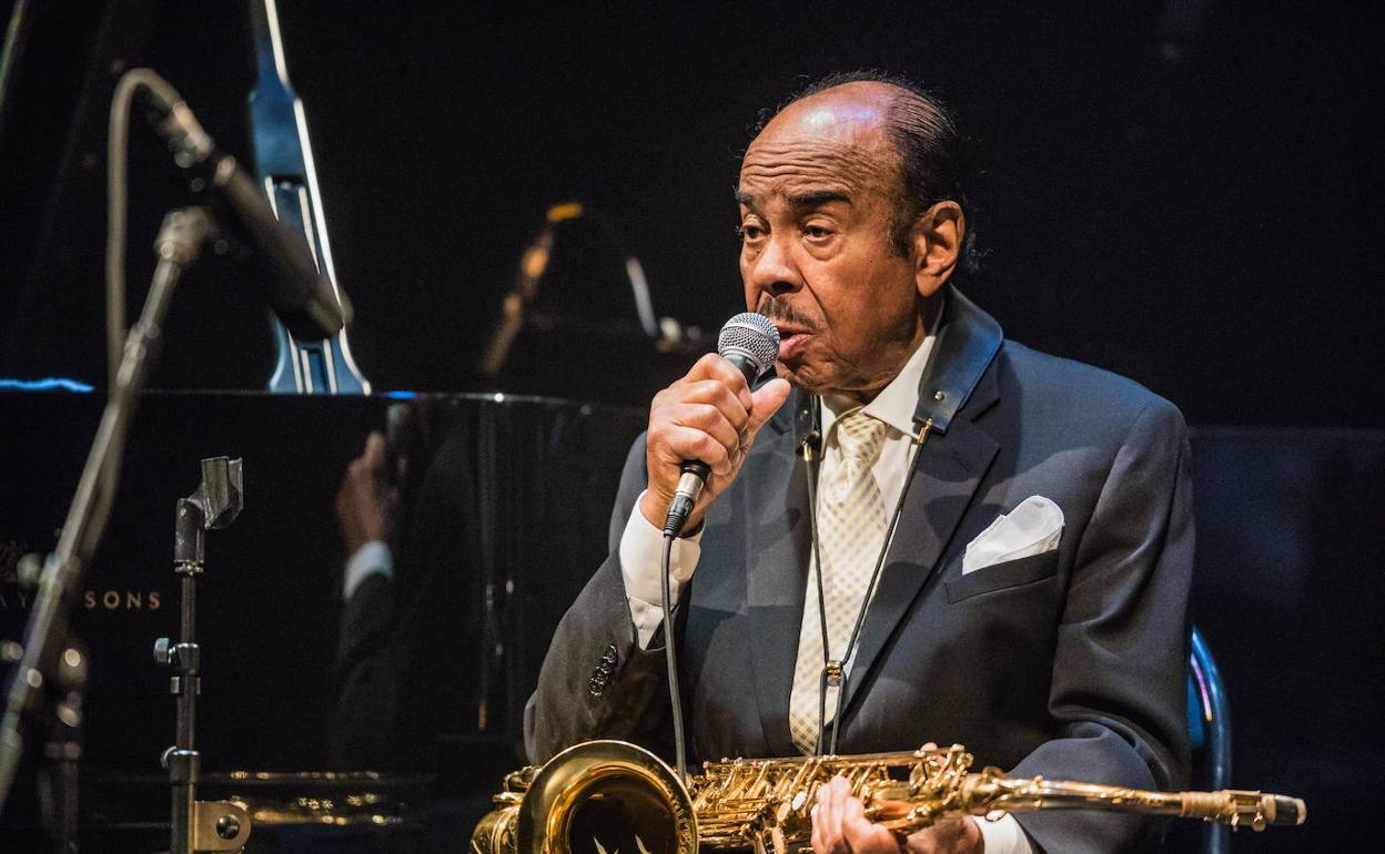 Benny Golson, durante su concierto en el Teatro Principal, que abrió el Festival de Vitoria en 2019.