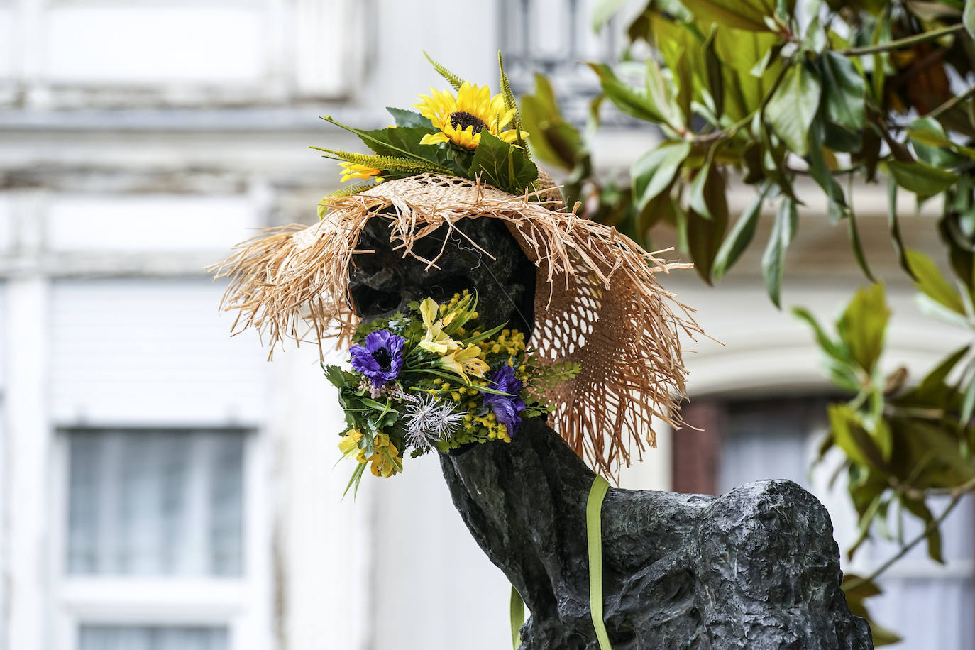 Fotos: Las flores engalanan las esculturas del centro de Vitoria