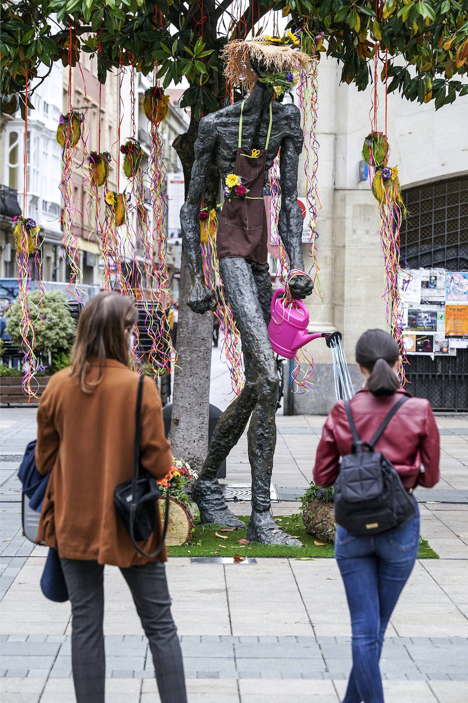 Fotos: Las flores engalanan las esculturas del centro de Vitoria