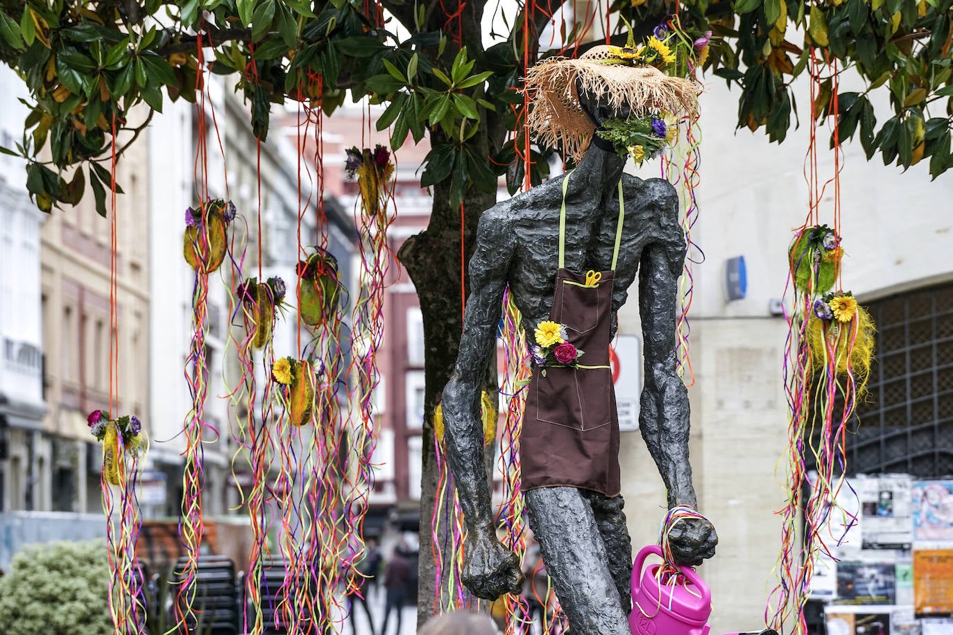 Fotos: Las flores engalanan las esculturas del centro de Vitoria