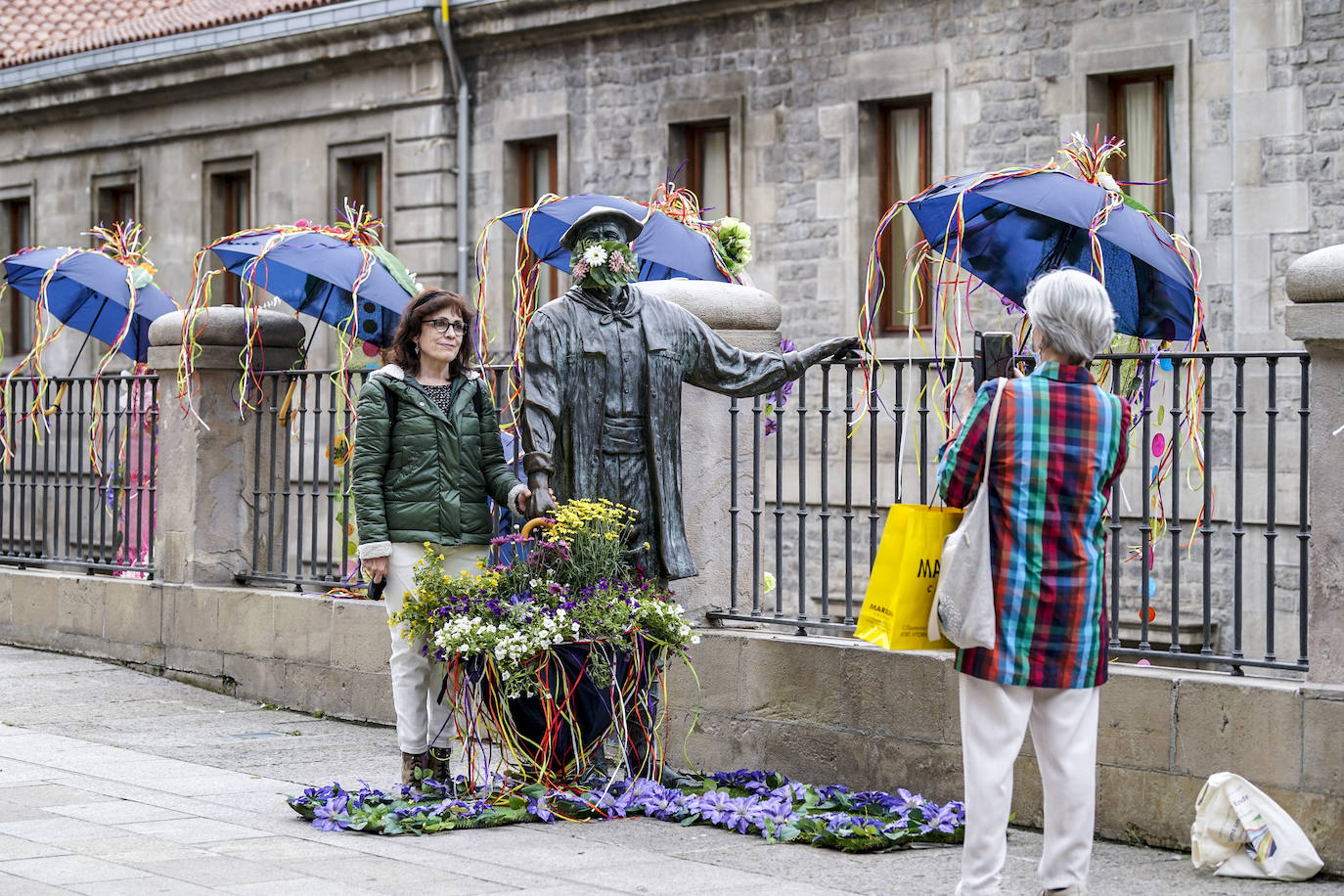 Fotos: Las flores engalanan las esculturas del centro de Vitoria