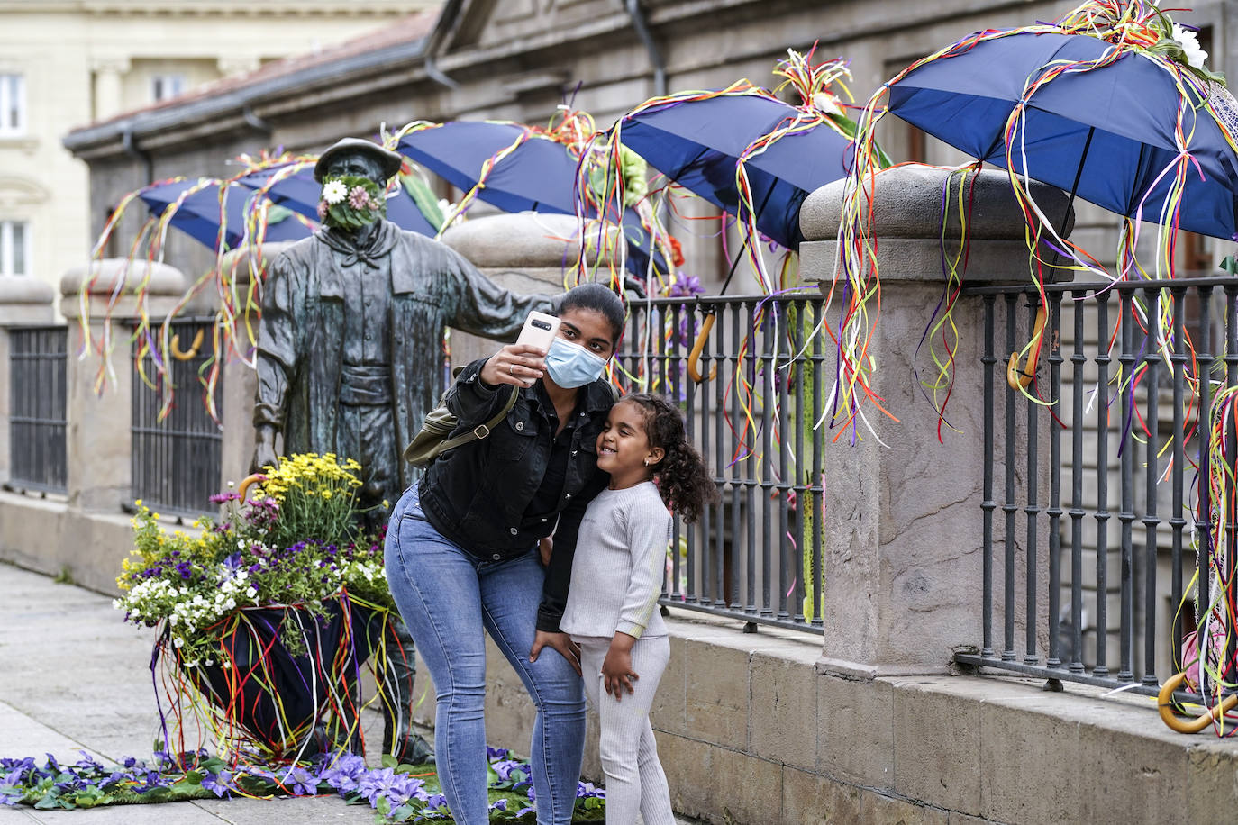 Fotos: Las flores engalanan las esculturas del centro de Vitoria