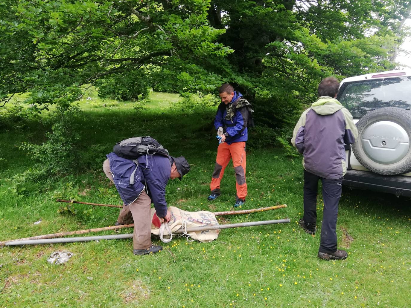 Un hombre desata la pieza de bronce, una vez recuperada.