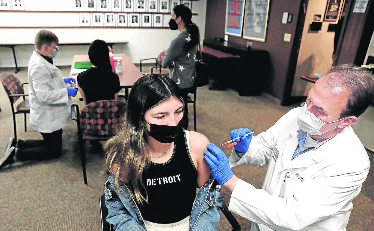 Europa entera se ha puesto en marcha con la vacunación de la chavalería en cuanto la EMA autorizó el uso Pfizer entre los más jóvenes. 