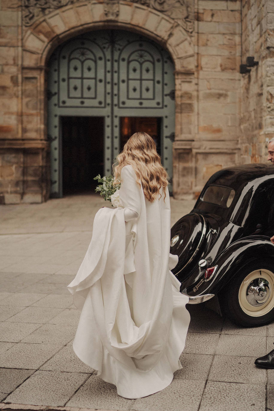 Fotos: Boda de altos vuelos de una azafata y un director turístico en la Iglesia de San Vicente Mártir de Abando