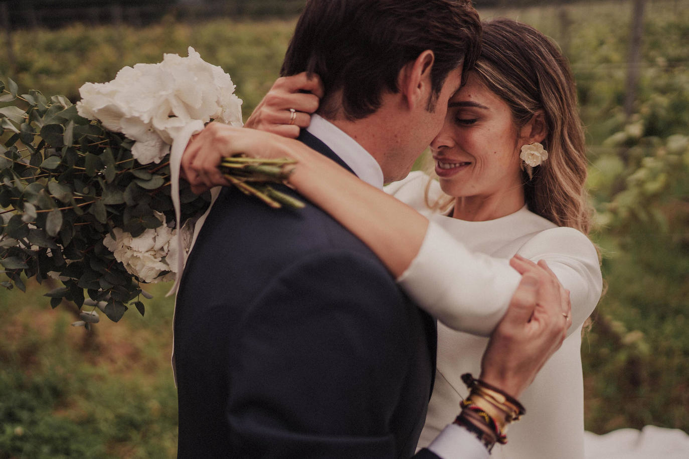 Fotos: Boda de altos vuelos de una azafata y un director turístico en la Iglesia de San Vicente Mártir de Abando