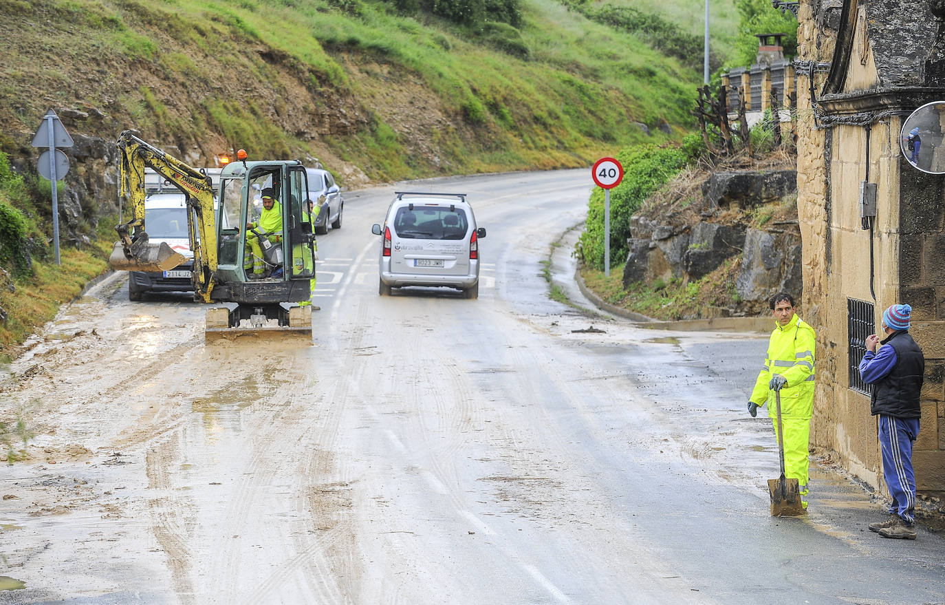 Operarios de limpieza retiran el barro y las piedras de numerosas carreteras y caminos rurales de toda la comarca de Rioja Alavesa.