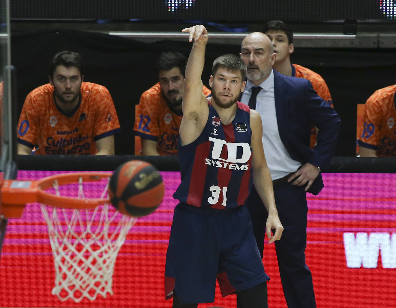 Fotos: Las mejores imágenes del Valencia - Baskonia