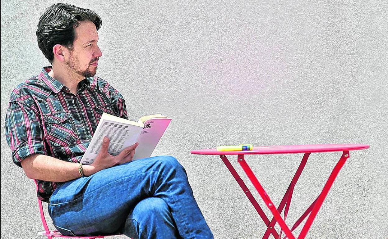 Pablo Iglesias lee un libro en una foto que publicó para anunciar que se había cortado el pelo. 
