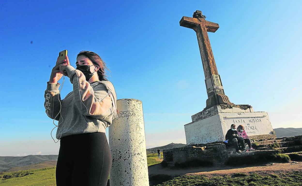 La cruz de Olárizu se ubica en terrenos del concejo de Mendiola, que busca su derribo.