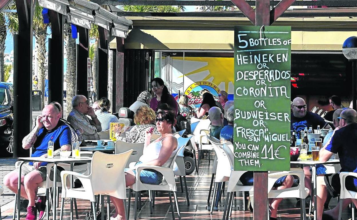 Un grupo de clientes en un bar británico en Benidorm antes de la pandemia, en enero de 2020. 