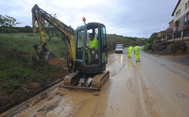 Operarios retiran el barro de una carretera de Lanciego.