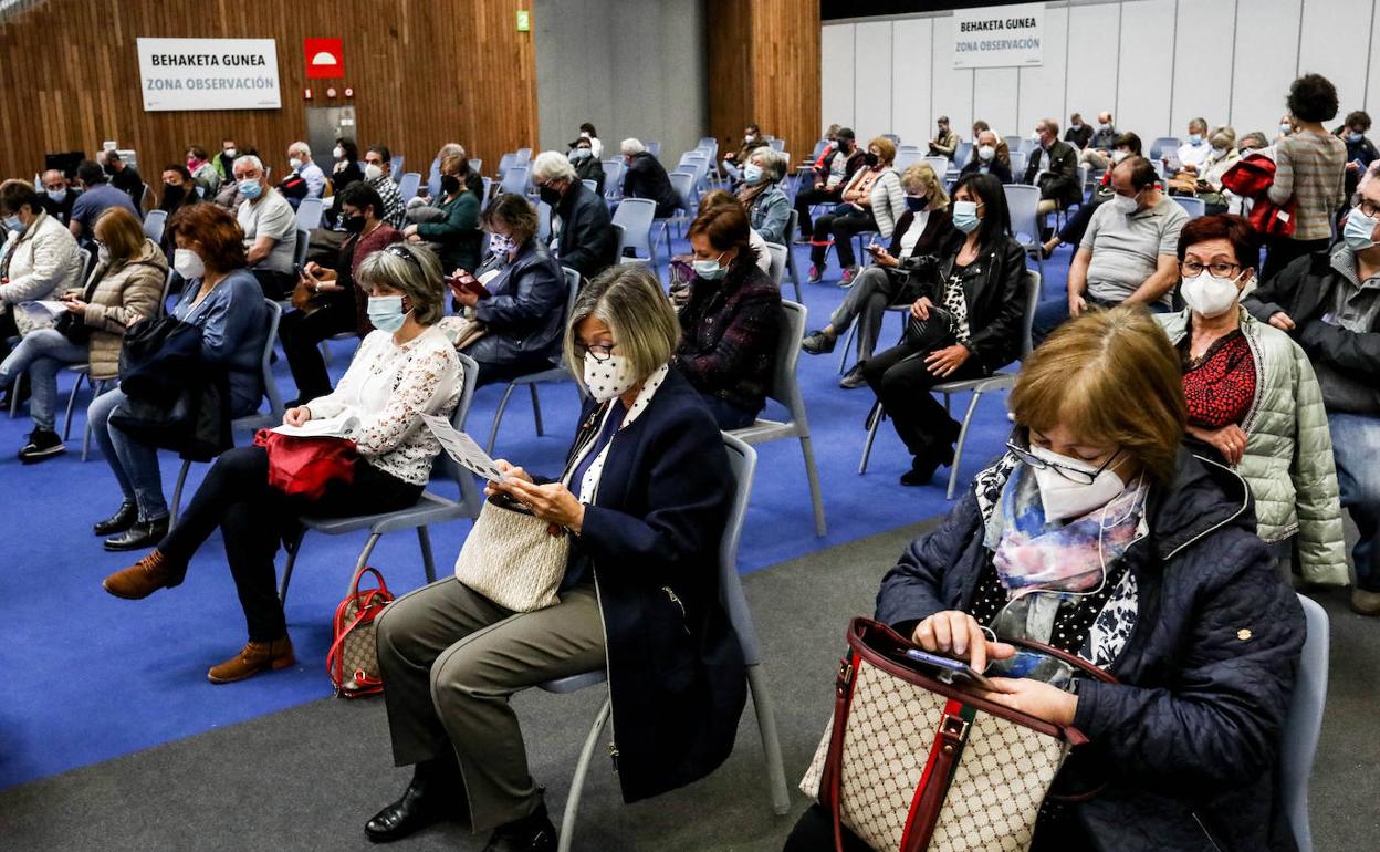 Decenas de personas esperan en el BEC tras recibir la vacuna contra el coronavirus. 