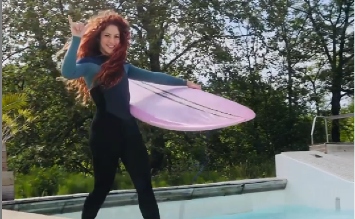 Vídeo: Shakira surfea en la ola artificial de Aizarnazabal en Gipuzkoa