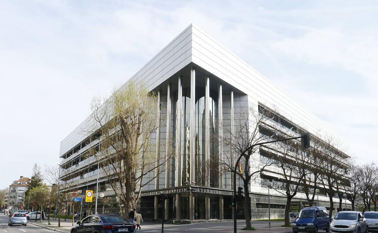 Fachada principal del Palacio de Justicia de Vitoria. 