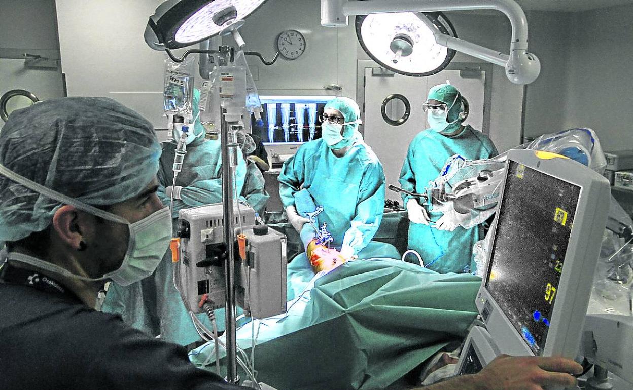 Un equipo de cirujanos de Osakidetza practica una operación de rodilla. 