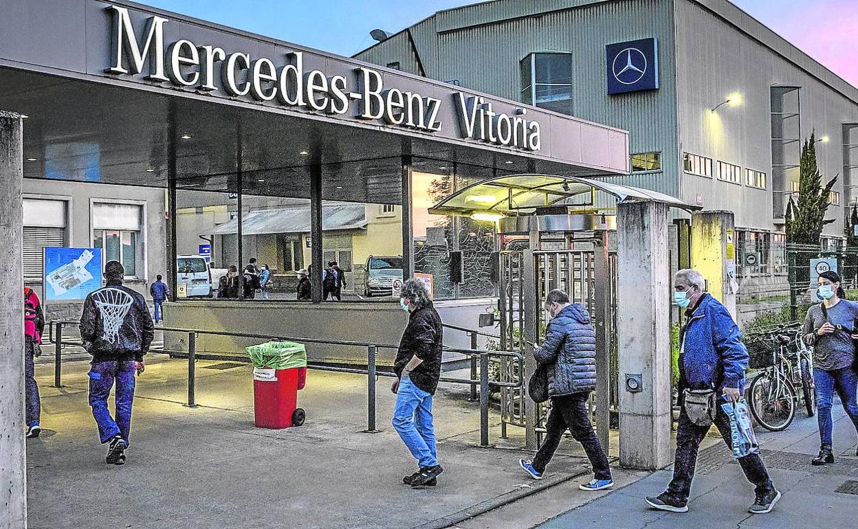 Trabajadores del turno de noche acceden a la planta de Mercedes-Benz en Vitoria. 