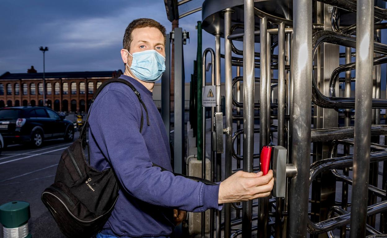 Roberto Robles ficha en el acceso a la planta de Mercedes-Benz en Vitoria para cubrir el turno de noche. 