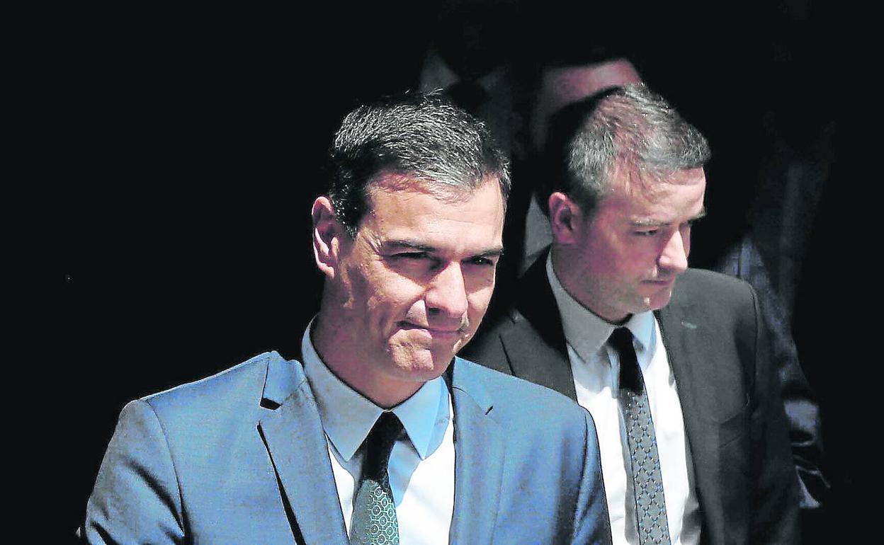 Pedro Sánchez, con su jefe de Gabinete, Iván Redondo. 