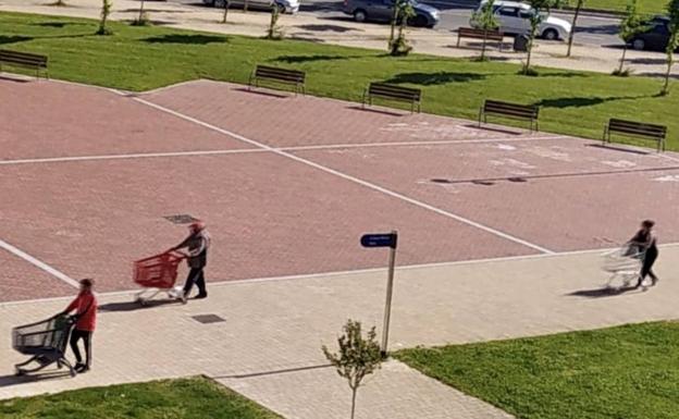 Okupas de camino a Olárizu esta mañana de lunes para cargar enseres y trasladarlos a la fábrica abandonada. 