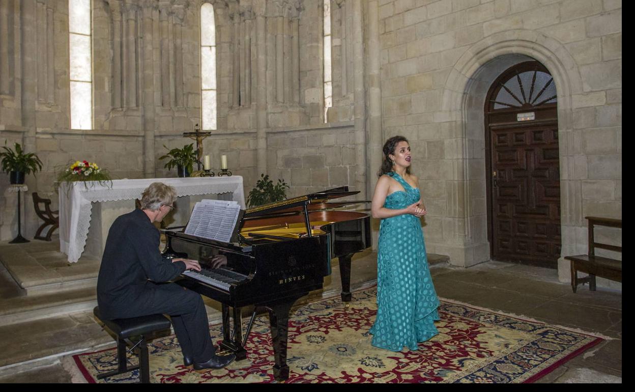 La soprano Katharina Konradi canta en la iglesia de Tuesta en una edición anterior. 