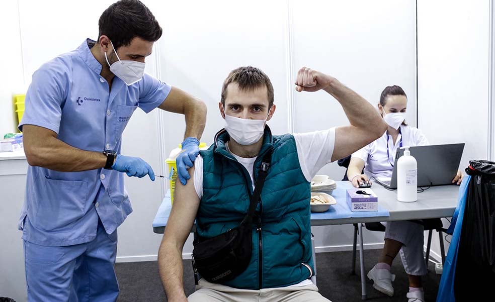 Un joven estudiante de Medicina, incluido dentro de los colectivos esenciales, recibe la segunda dosis de la vacuna en La Casilla. 