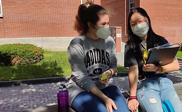 Eva y Amanda han almorzado en el campus de la UPV.