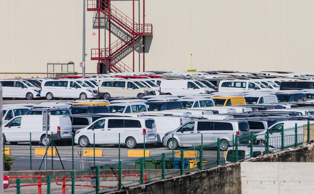 La campa de Mercedes que rodea a la fábrica cada vez está más llena de furgonetas sin acaba por falta de alguna pieza.