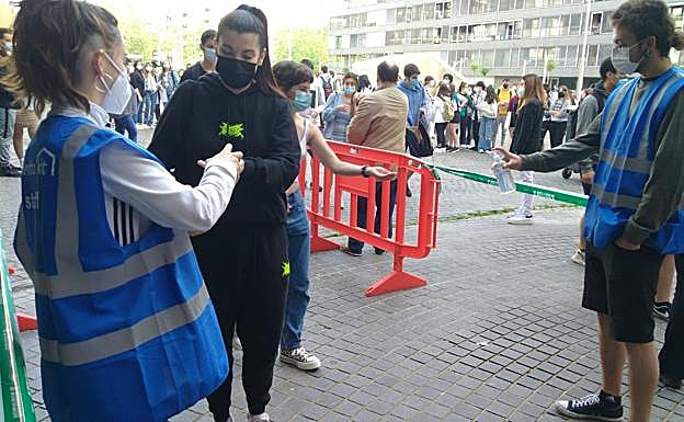 Los estudiantes se han aplicado gel hidroalcohólico en las manos antes de entrar.