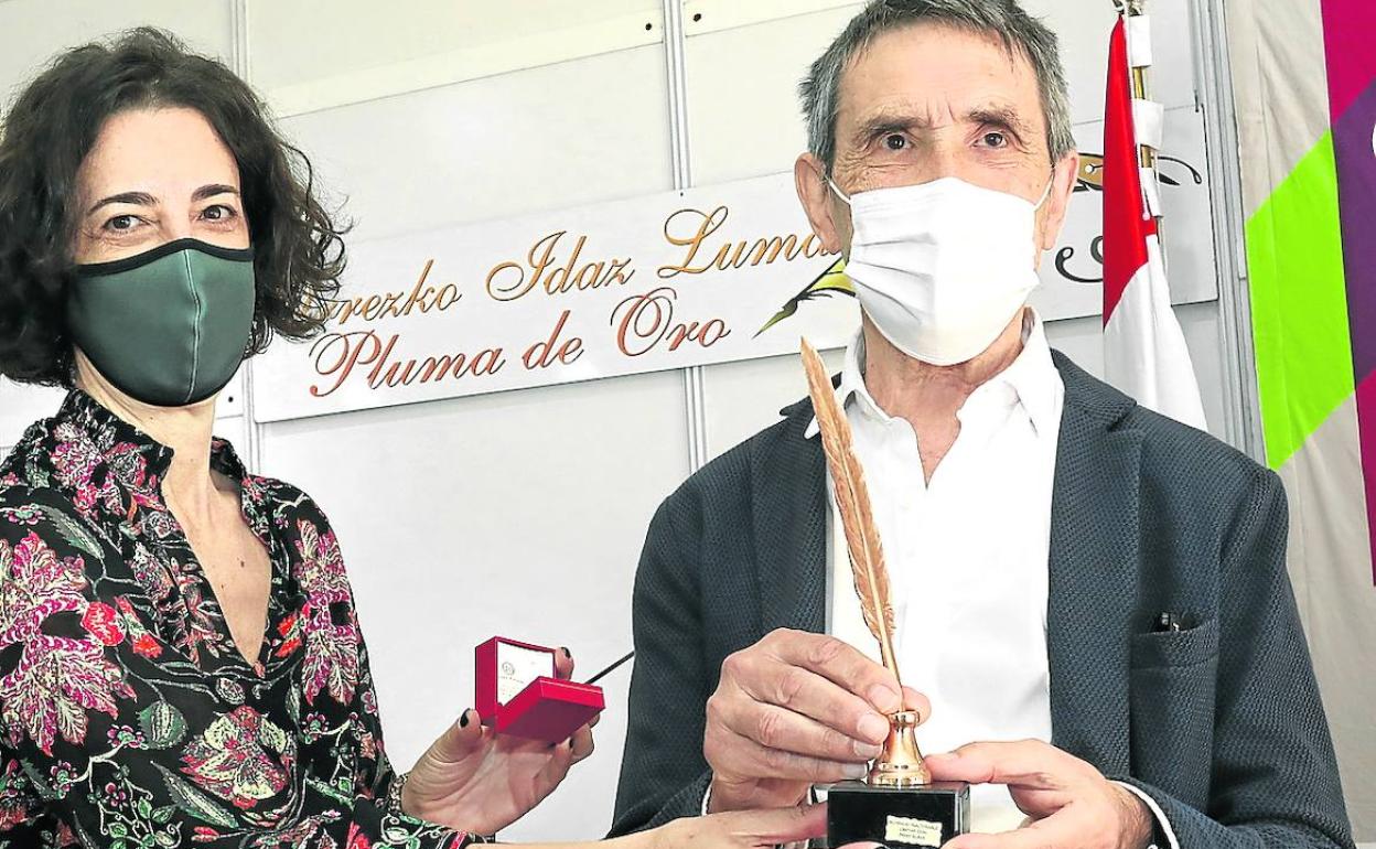 La diputada Lorea Bilbao entrega la Pluma de Oro a Ramon Saizarbitoria. 