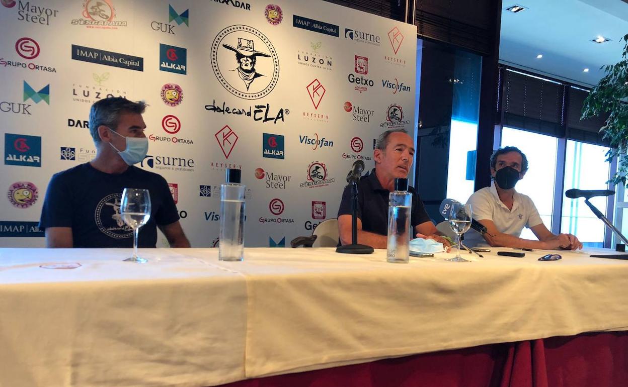Jaime Lafita, flanqueado por sus compañeros en DalecandELA y que le acompañarán en el reto, Mario Echevarria y Rafael Céñiga. 