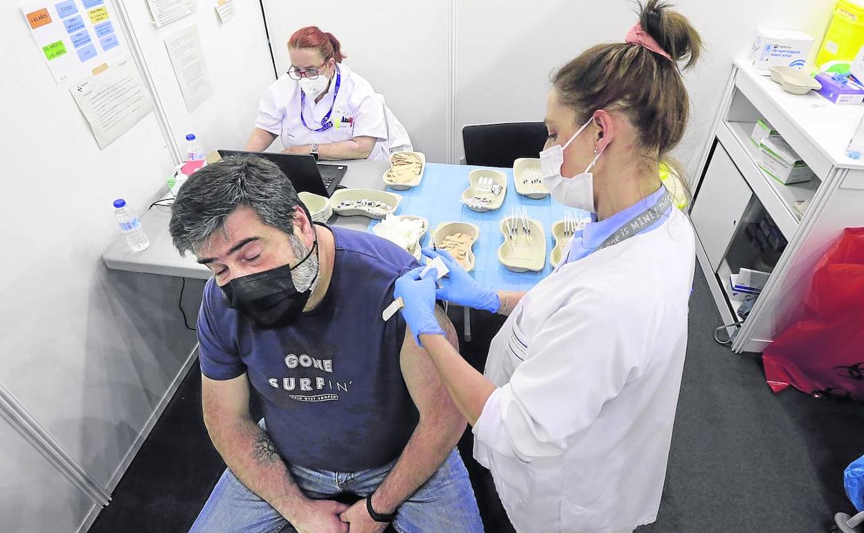 Un hombre recibe una dosis en uno de los puntos de vacunación de la comunidad autónoma. 