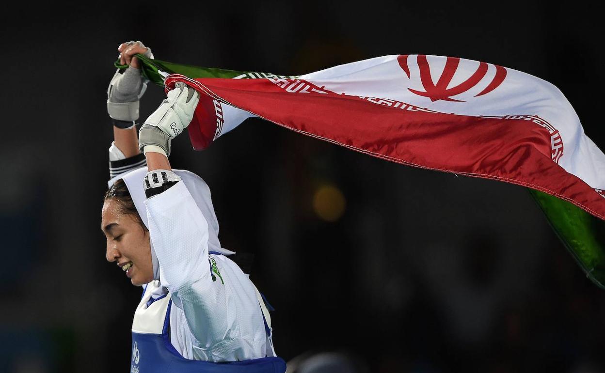 La taekwondista Kimia Alizadeh abandonó Irán cansada de «un sistema que humilla a sus deportistas». 