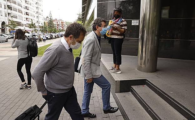 Gurtubai enfila a la puerta de acceso al Palacio de Justicia de Vitoria. 