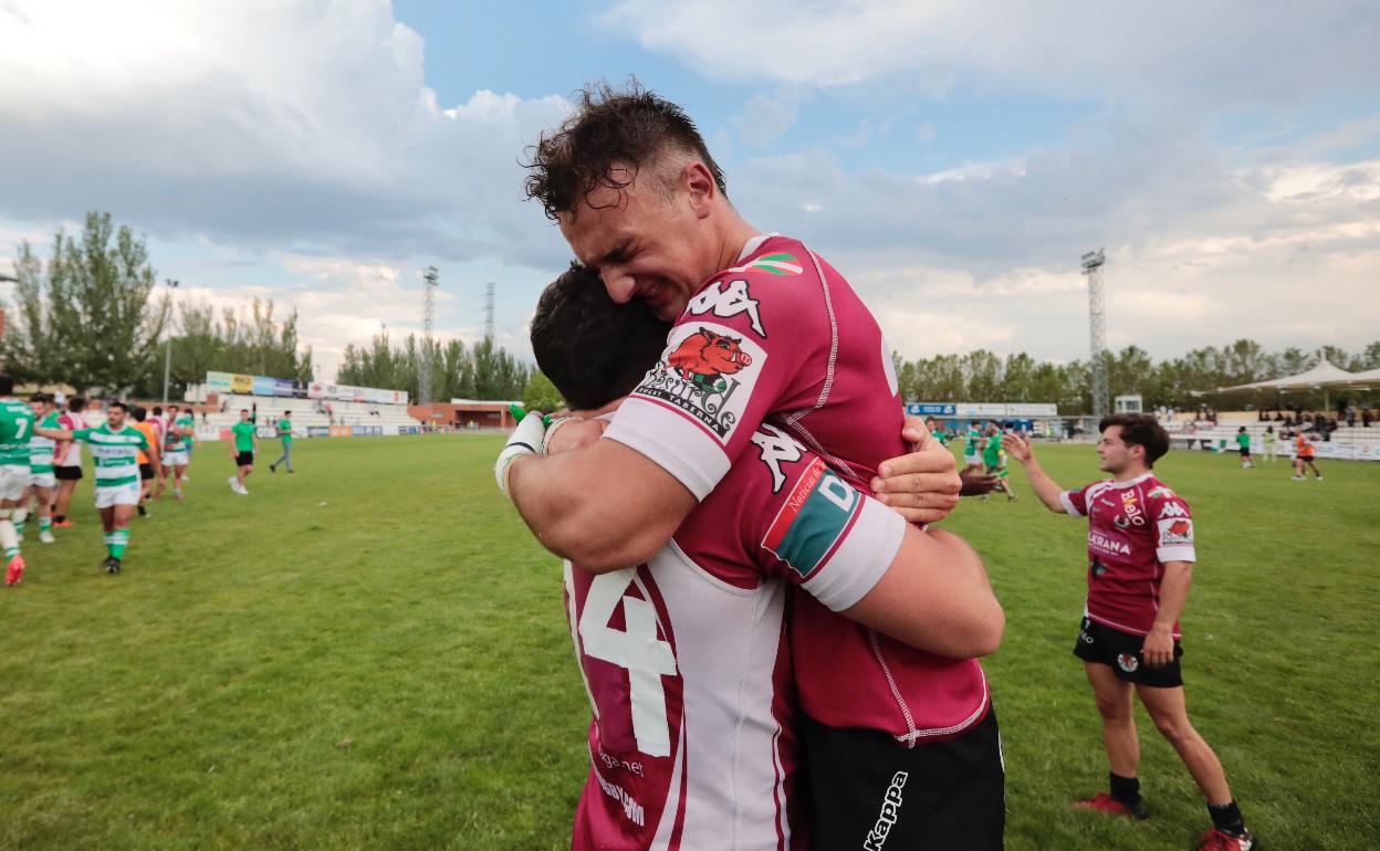 Los jugadores de Gernika se abrazan en la final. 